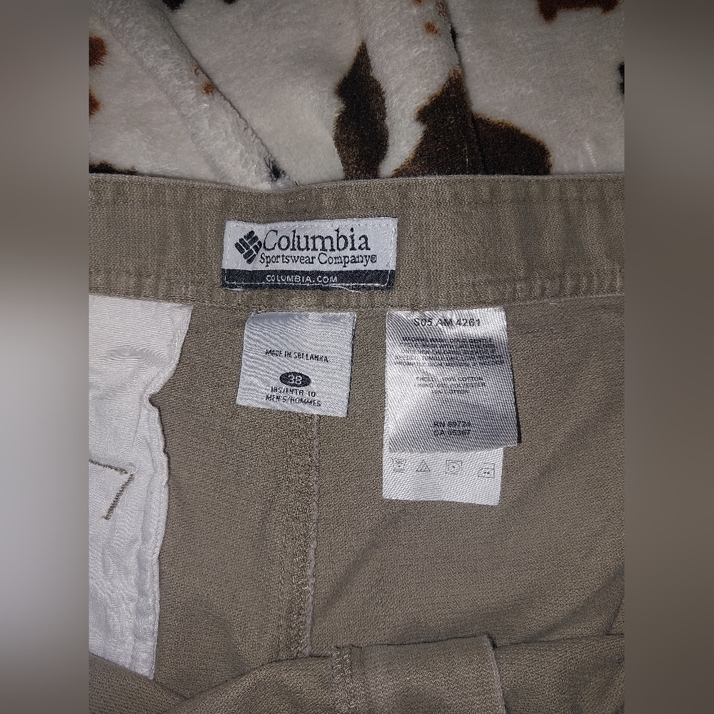 Khaki Columbia cargo shorts sz 38